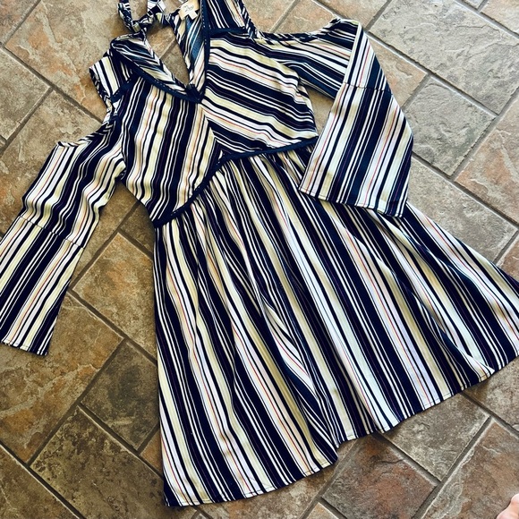 ⭐BOGO FREE⭐"NWT Boutique "LOVE" Brand Striped Cold-Shoulder Bell Sleeve Dress M - Picture 13 of 15